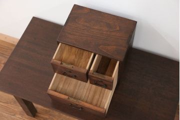 アンティーク家具　アンティーク 古い木の小さな3杯小引き出し