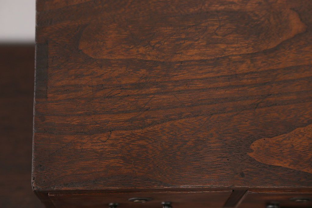 アンティーク家具　アンティーク 古い木の小さな3杯小引き出し