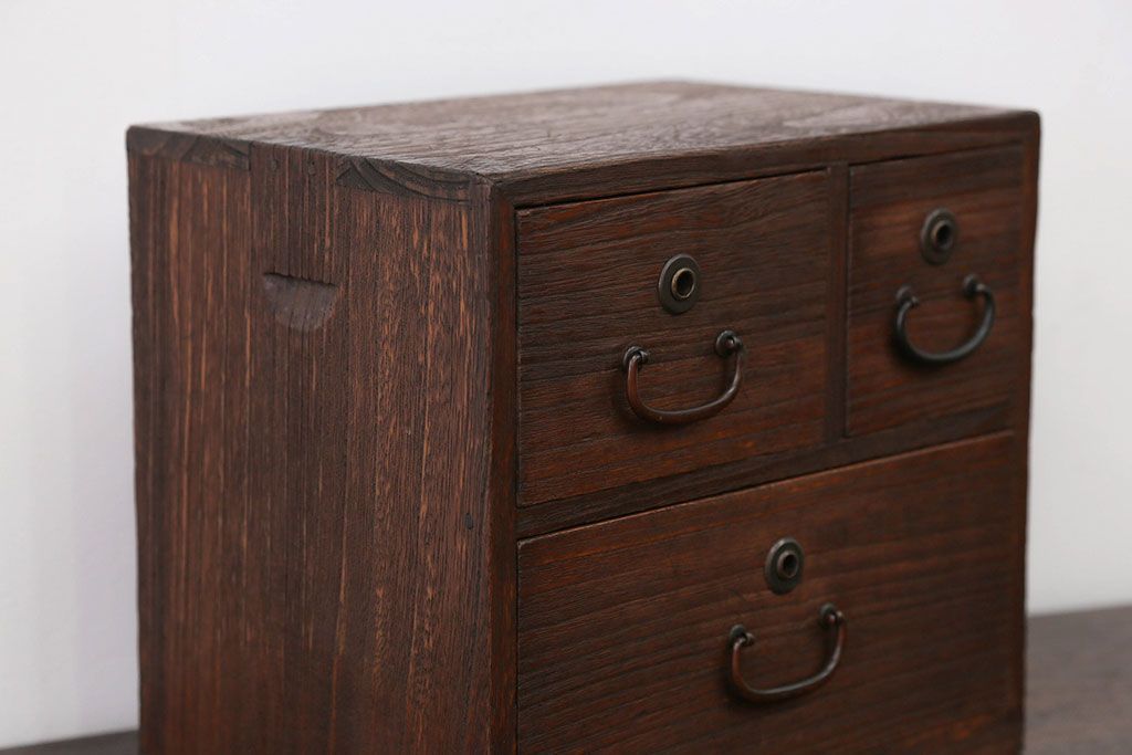 アンティーク家具　アンティーク 古い木の小さな3杯小引き出し