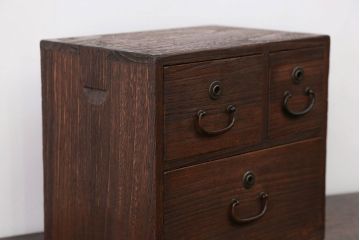 アンティーク家具　アンティーク 古い木の小さな3杯小引き出し