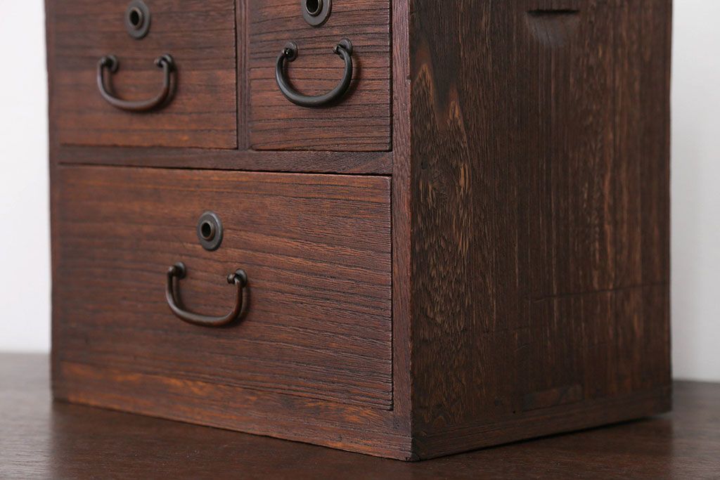 アンティーク家具　アンティーク 古い木の小さな3杯小引き出し