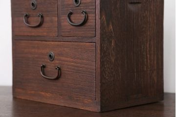 アンティーク家具　アンティーク 古い木の小さな3杯小引き出し