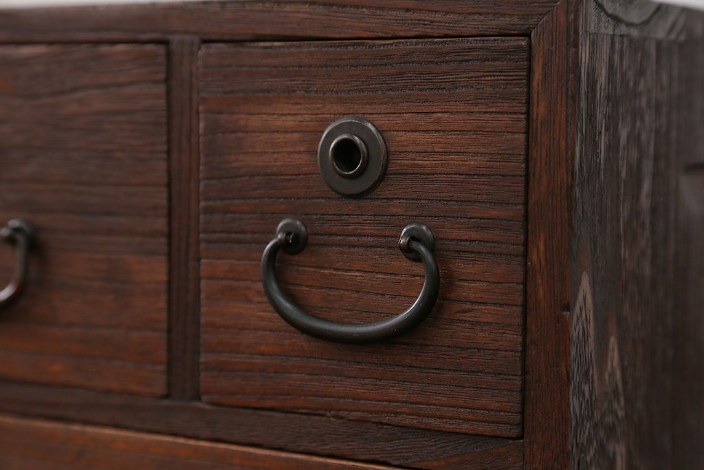 アンティーク家具　アンティーク 古い木の小さな3杯小引き出し