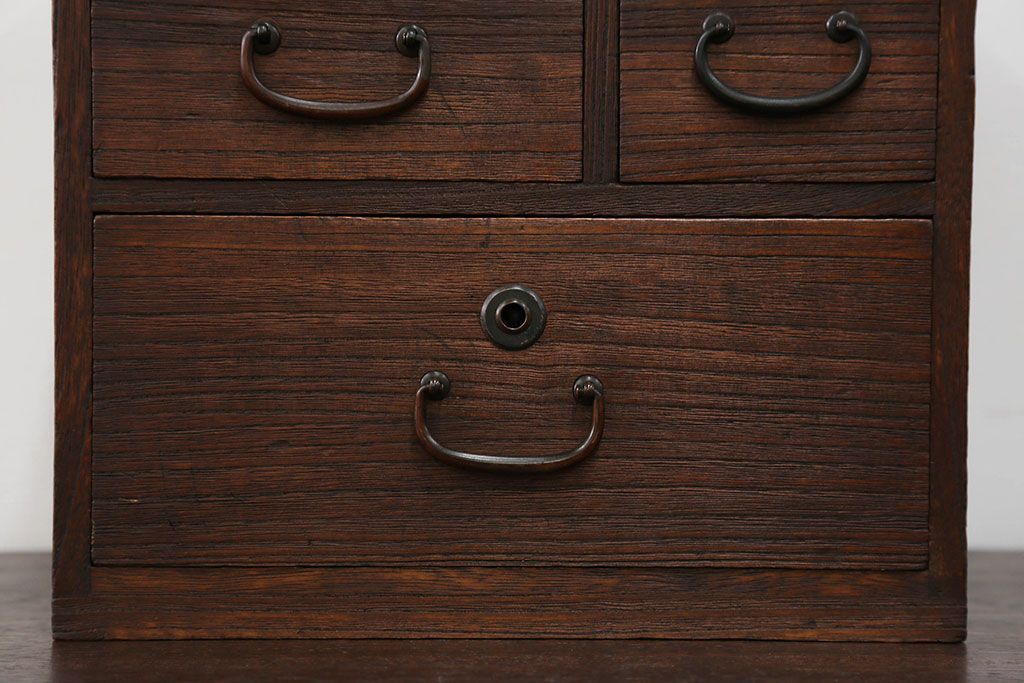 アンティーク家具　アンティーク 古い木の小さな3杯小引き出し