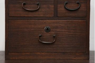 アンティーク家具　アンティーク 古い木の小さな3杯小引き出し