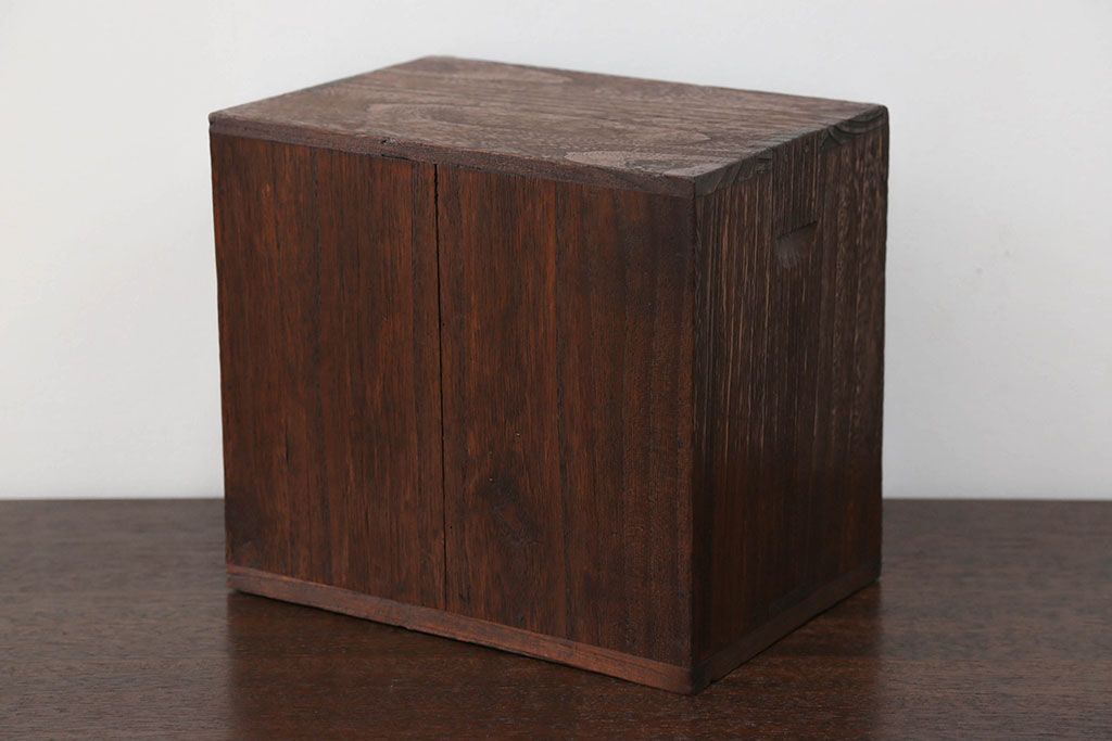 アンティーク家具　アンティーク 古い木の小さな3杯小引き出し