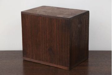 アンティーク家具　アンティーク 古い木の小さな3杯小引き出し