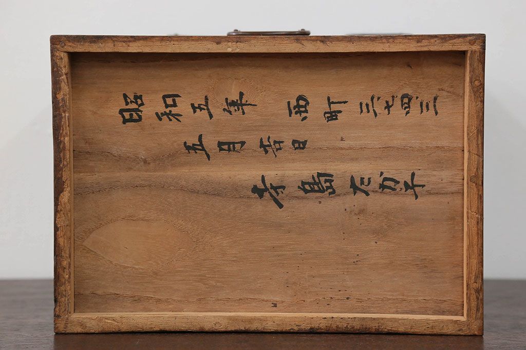 アンティーク家具　アンティーク 古い木の小さな3杯小引き出し