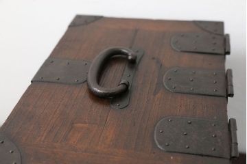 アンティーク雑貨　古民具・骨董 古い桐材の金具の立派な硯箱(小引き出し)