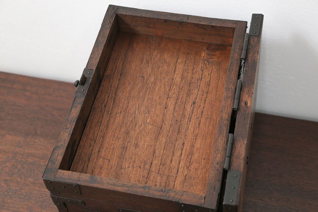 アンティーク雑貨　古民具・骨董 古い桐材の金具の立派な硯箱(小引き出し)