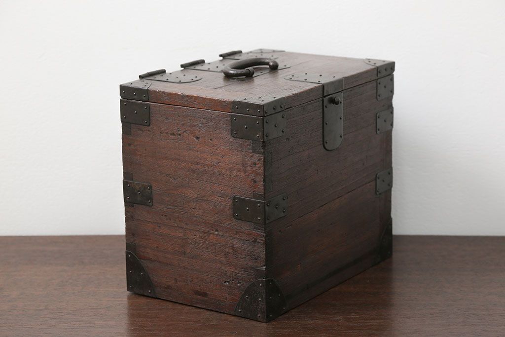 アンティーク雑貨　古民具・骨董 古い桐材の金具の立派な硯箱(小引き出し)