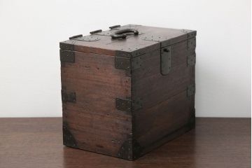 アンティーク雑貨　古民具・骨董 古い桐材の金具の立派な硯箱(小引き出し)