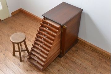 アンティーク家具　イギリスアンティーク マホガニー材!上質な作りの12杯引き出し(ドロワー、書類ケース)