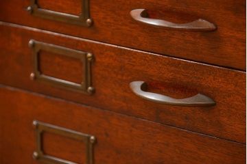 アンティーク家具　イギリスアンティーク マホガニー材!上質な作りの12杯引き出し(ドロワー、書類ケース)