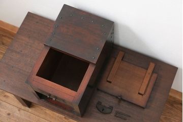 アンティーク雑貨　古民具・骨董 錠前付きの古い桜材の重厚な銭箱(銭函)