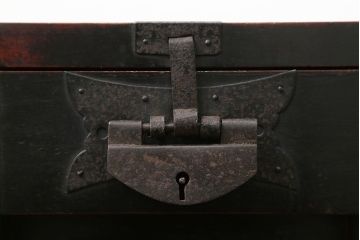 アンティーク雑貨　古民具・骨董 錠前付きの古い桜材の重厚な銭箱(銭函)
