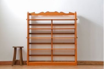 アンティーク家具　アンティーク 古い木の大振りな楔(くさび)式 薄型本棚(飾り棚)