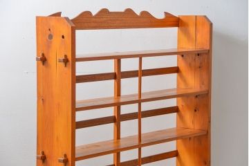 アンティーク家具　アンティーク 古い木の大振りな楔(くさび)式 薄型本棚(飾り棚)