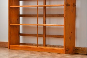 アンティーク家具　アンティーク 古い木の大振りな楔(くさび)式 薄型本棚(飾り棚)