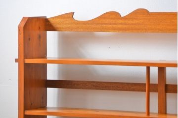 アンティーク家具　アンティーク 古い木の大振りな楔(くさび)式 薄型本棚(飾り棚)