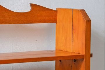 アンティーク家具　アンティーク 古い木の大振りな楔(くさび)式 薄型本棚(飾り棚)