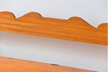 アンティーク家具　アンティーク 古い木の大振りな楔(くさび)式 薄型本棚(飾り棚)