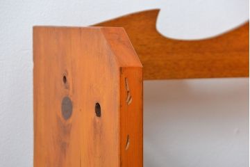 アンティーク家具　アンティーク 古い木の大振りな楔(くさび)式 薄型本棚(飾り棚)