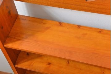 アンティーク家具　アンティーク 古い木の大振りな楔(くさび)式 薄型本棚(飾り棚)