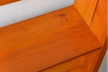 アンティーク家具　アンティーク 古い木の大振りな楔(くさび)式 薄型本棚(飾り棚)