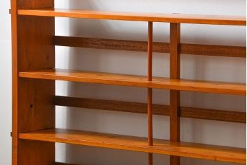 アンティーク家具　アンティーク 古い木の大振りな楔(くさび)式 薄型本棚(飾り棚)