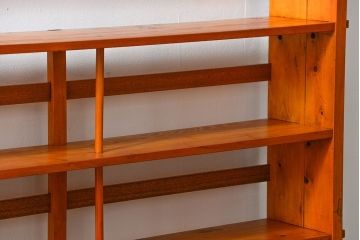 アンティーク家具　アンティーク 古い木の大振りな楔(くさび)式 薄型本棚(飾り棚)