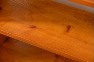 アンティーク家具　アンティーク 古い木の大振りな楔(くさび)式 薄型本棚(飾り棚)