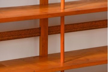 アンティーク家具　アンティーク 古い木の大振りな楔(くさび)式 薄型本棚(飾り棚)