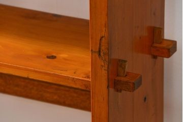 アンティーク家具　アンティーク 古い木の大振りな楔(くさび)式 薄型本棚(飾り棚)