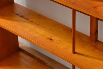 アンティーク家具　アンティーク 古い木の大振りな楔(くさび)式 薄型本棚(飾り棚)