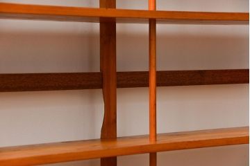 アンティーク家具　アンティーク 古い木の大振りな楔(くさび)式 薄型本棚(飾り棚)