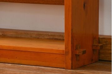 アンティーク家具　アンティーク 古い木の大振りな楔(くさび)式 薄型本棚(飾り棚)