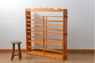 アンティーク家具　アンティーク 古い木の大振りな楔(くさび)式 薄型本棚(飾り棚)