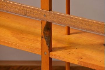 アンティーク家具　アンティーク 古い木の大振りな楔(くさび)式 薄型本棚(飾り棚)