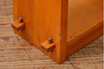 アンティーク家具　アンティーク 古い木の大振りな楔(くさび)式 薄型本棚(飾り棚)