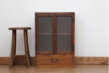 アンティーク家具　アンティーク 古い栓材の小さなダイヤガラス本箱(1) (収納棚)