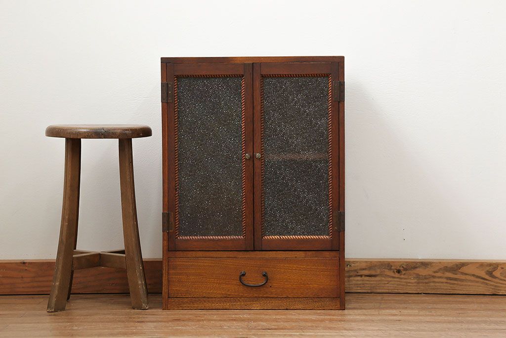 アンティーク家具　アンティーク 古い栓材の小さなダイヤガラス本箱(2) (収納棚)