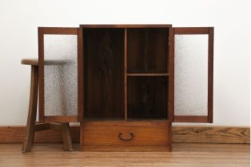 アンティーク家具　アンティーク 古い栓材の小さなダイヤガラス本箱(2) (収納棚)