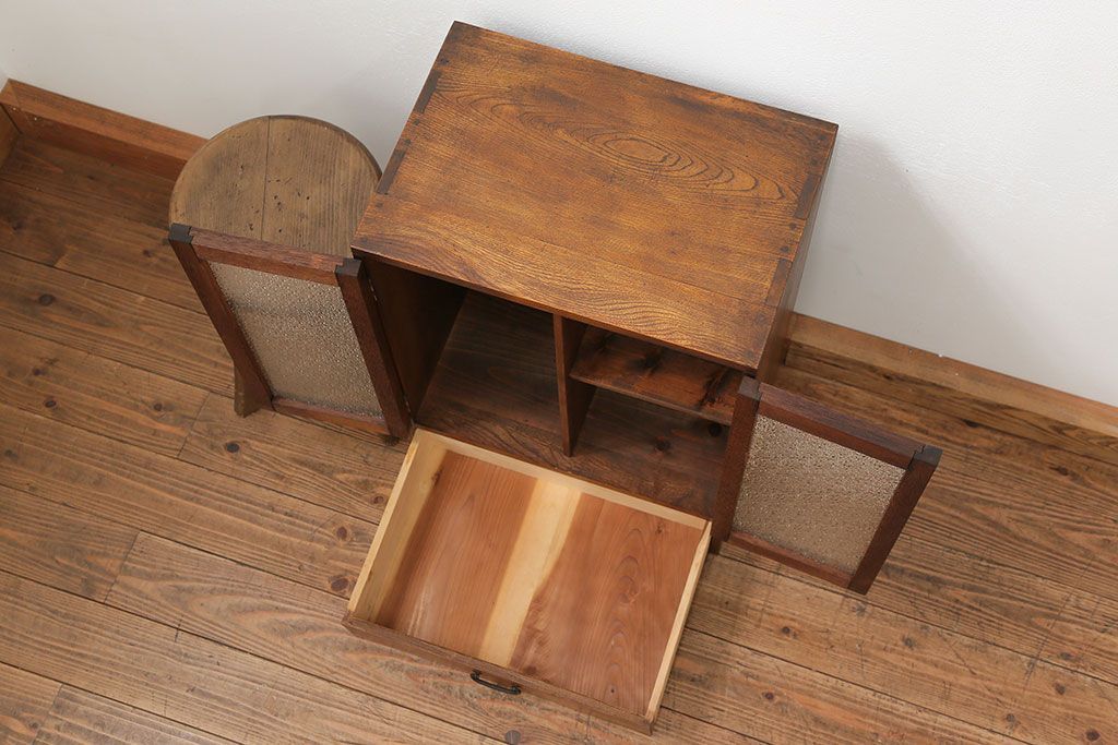 アンティーク家具　アンティーク 古い栓材の小さなダイヤガラス本箱(2) (収納棚)