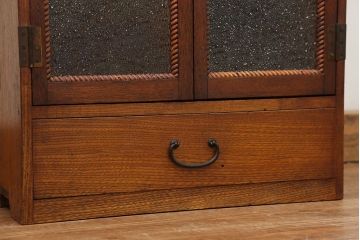 アンティーク家具　アンティーク 古い栓材の小さなダイヤガラス本箱(2) (収納棚)