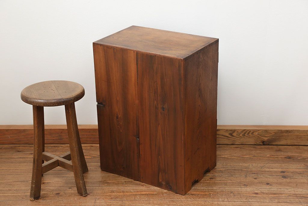 アンティーク家具　アンティーク 古い栓材の小さなダイヤガラス本箱(2) (収納棚)