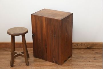 アンティーク家具　アンティーク 古い栓材の小さなダイヤガラス本箱(2) (収納棚)