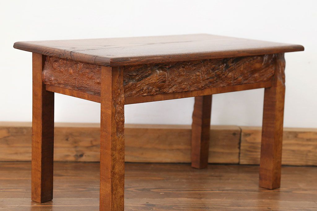 アンティーク雑貨　古民具・骨董 古い欅材のコブのデザインが素晴らしい 小さな机(テーブル)