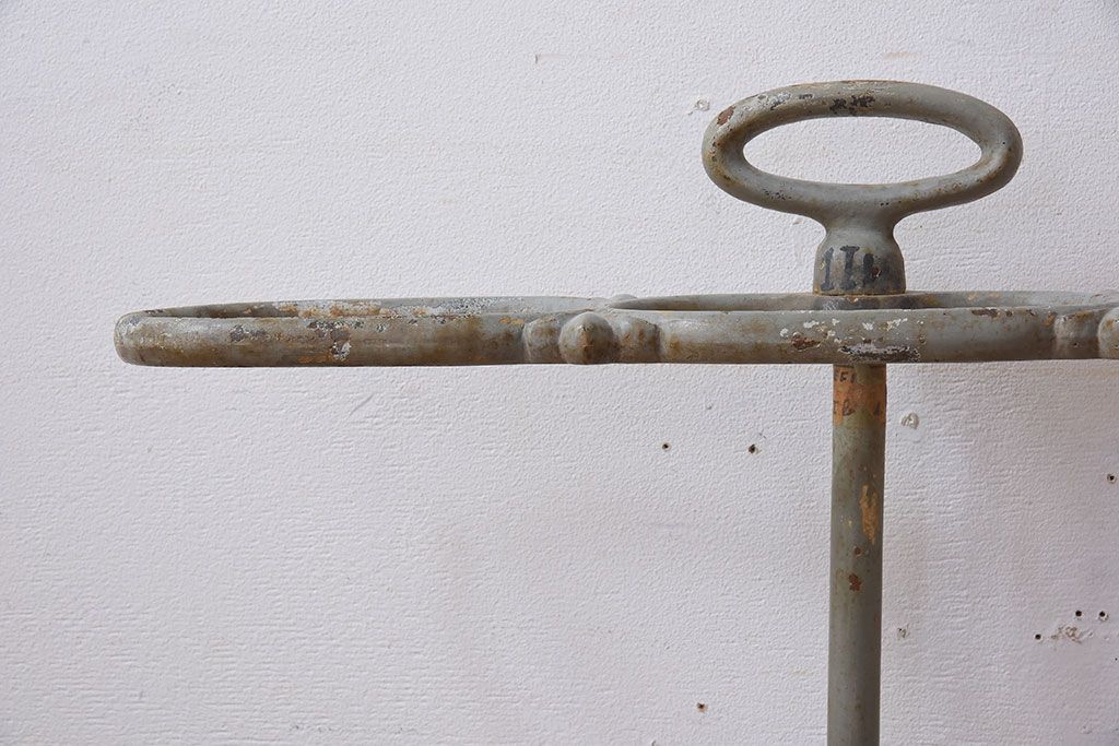 アンティーク雑貨　フランスアンティーク　鋳物製!シャビーで重厚な傘立て(アンブレラスタンド)