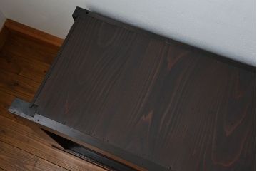 アンティーク家具　古民具・骨董 縦桟引き戸!モダンな時代箪笥ローボード(テレビボード、水屋箪笥、テレビ台、キャビネット、収納棚)